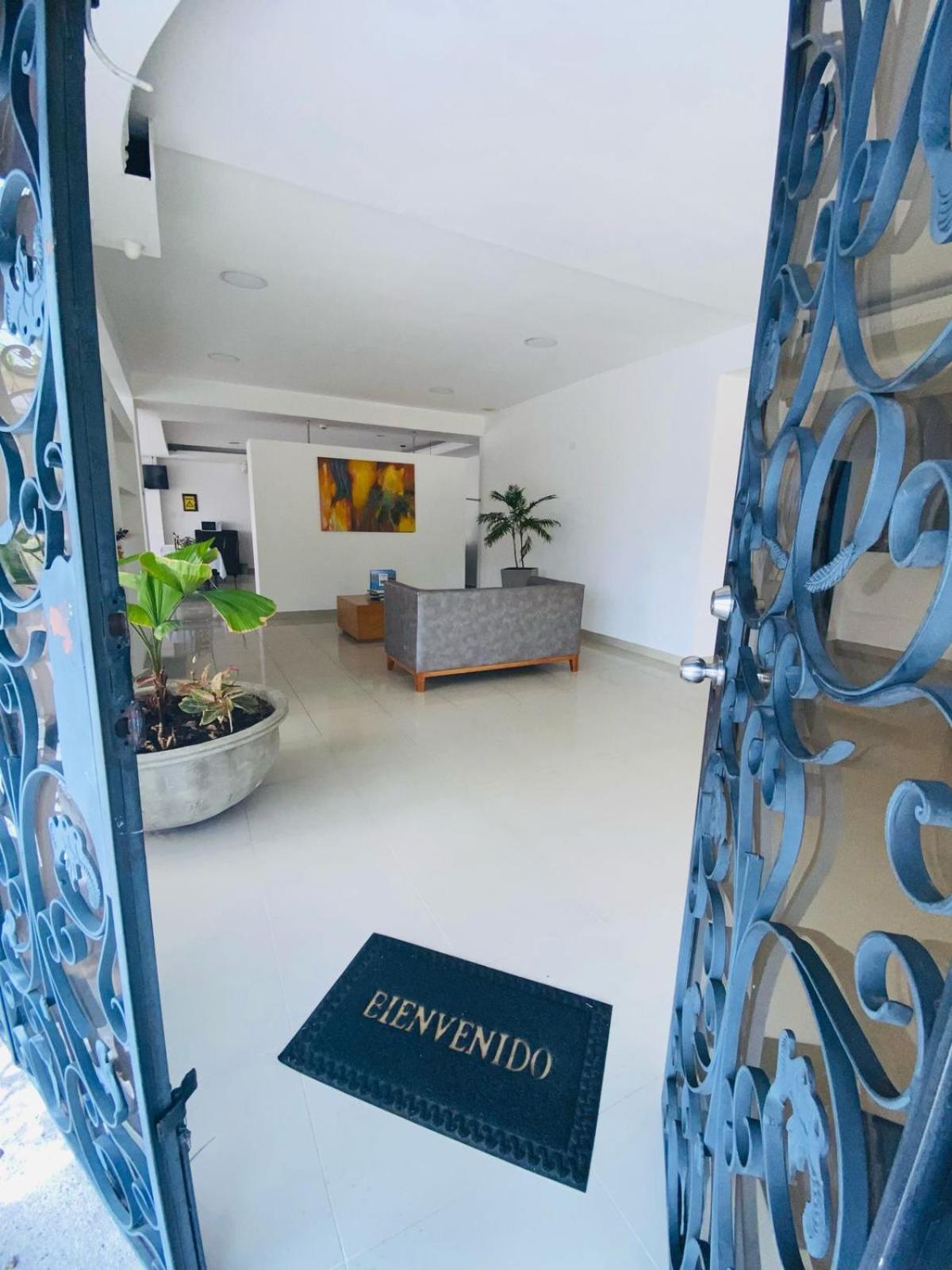 Metropolis Plaza 3*